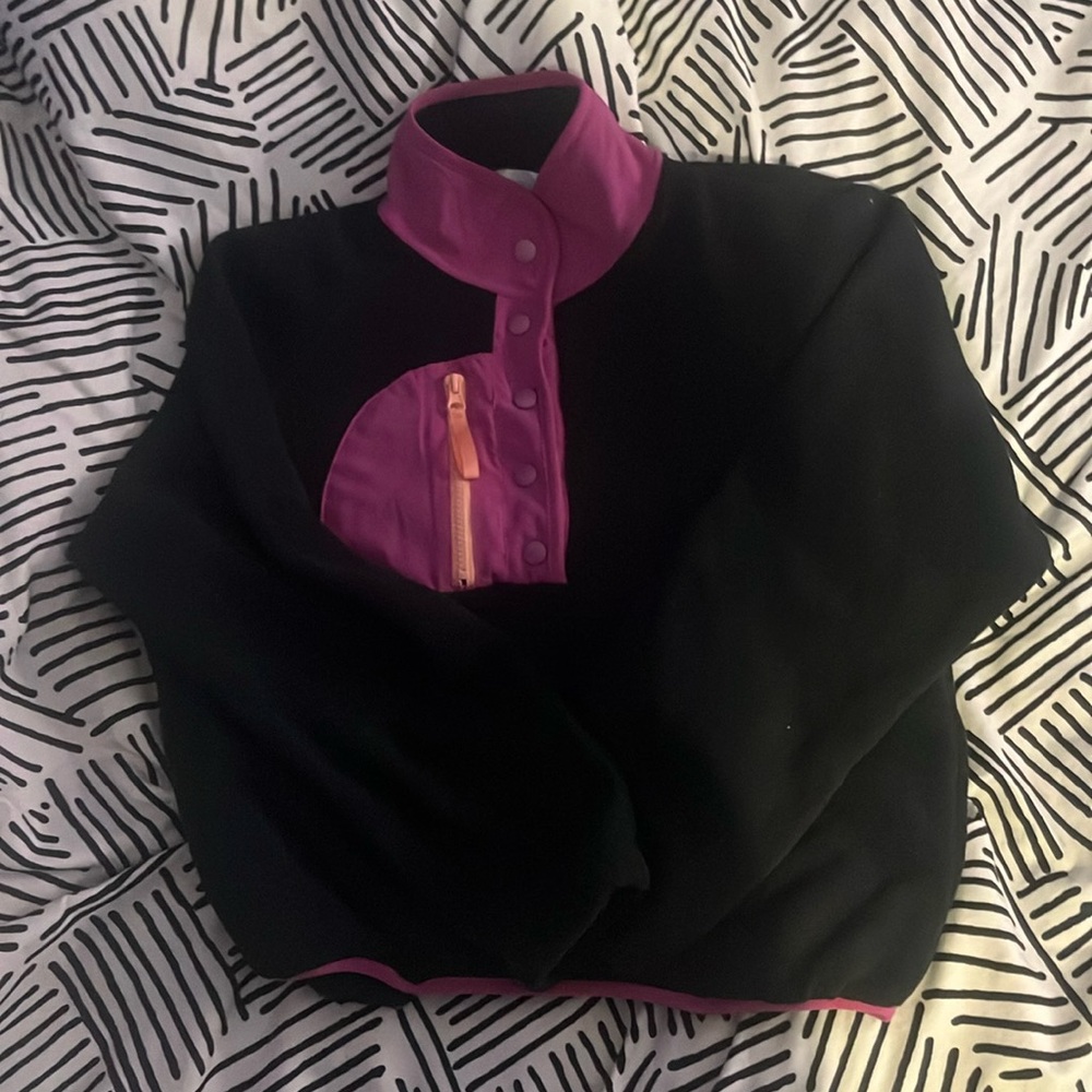 very soft and cute crop sweater no stains or rips